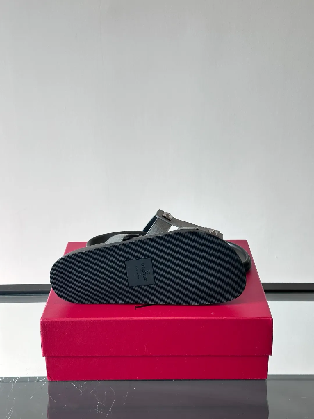 Men's shoes 💰p320 "VALENTINO" Valentino Men's 🧍‍♂️ Spring and summer new style metal rivet flat slippers, elegant sandals, the same style worn by celebrities, original molding, imported calfskin. Rubber outsole. Soft and durable, full set of counter packaging size: 39-44 (customized at 38.45.46)